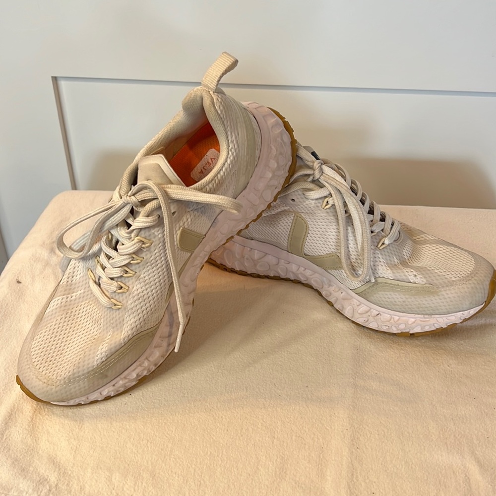 Veja white Tennis, shoes size 7.